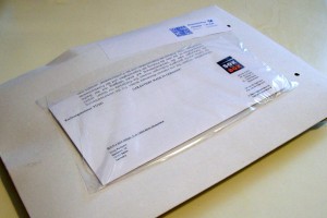 3 Paar Socken im Din-A-4-Umschlag: Das passt in den Briefkasten, wenn Mann nicht zuhause ist.