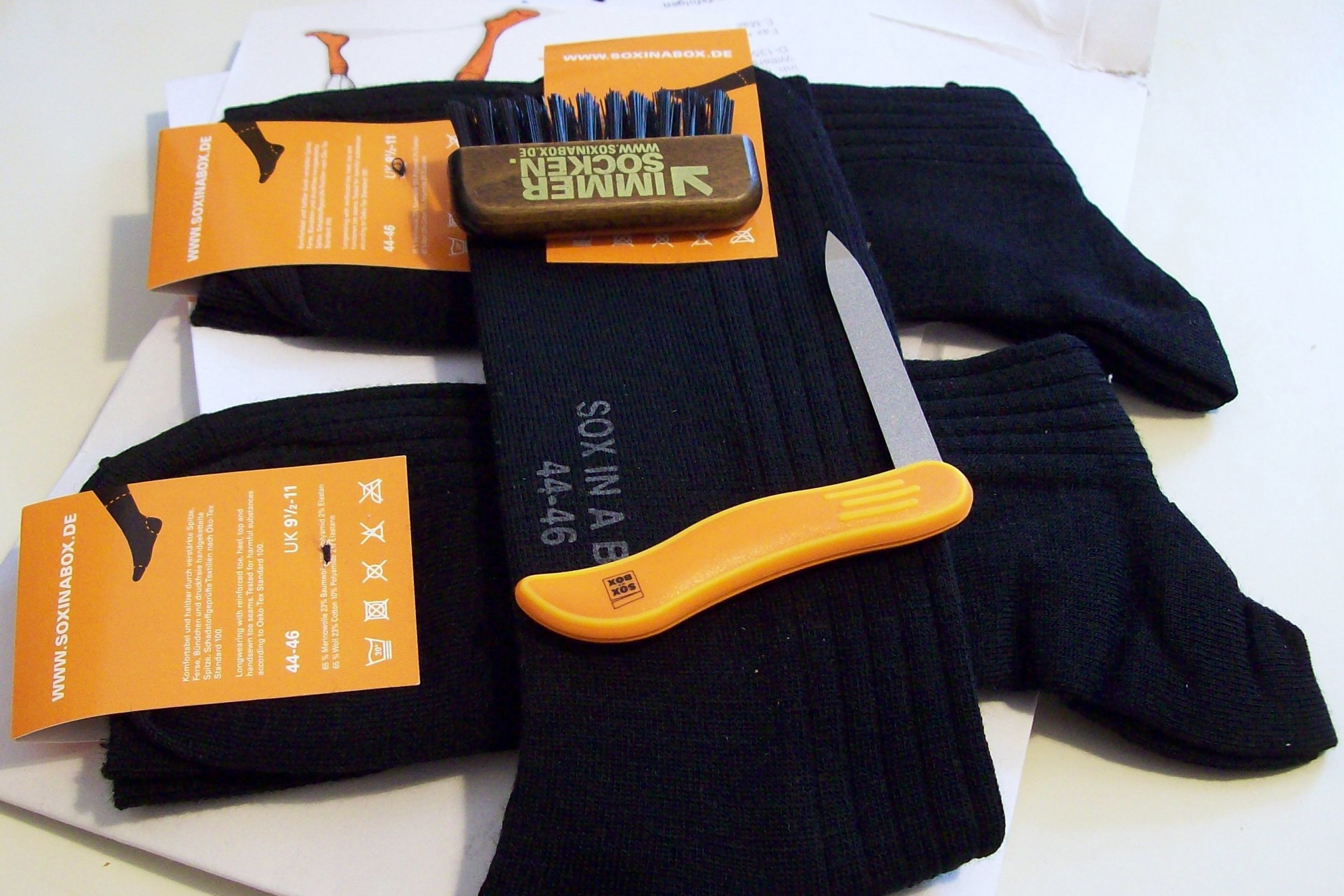 Unboxing: den Socken lagen noch kleine Geschenke bei - eine Nagelfeile, ein Kamm- und Bürstenreiniger.